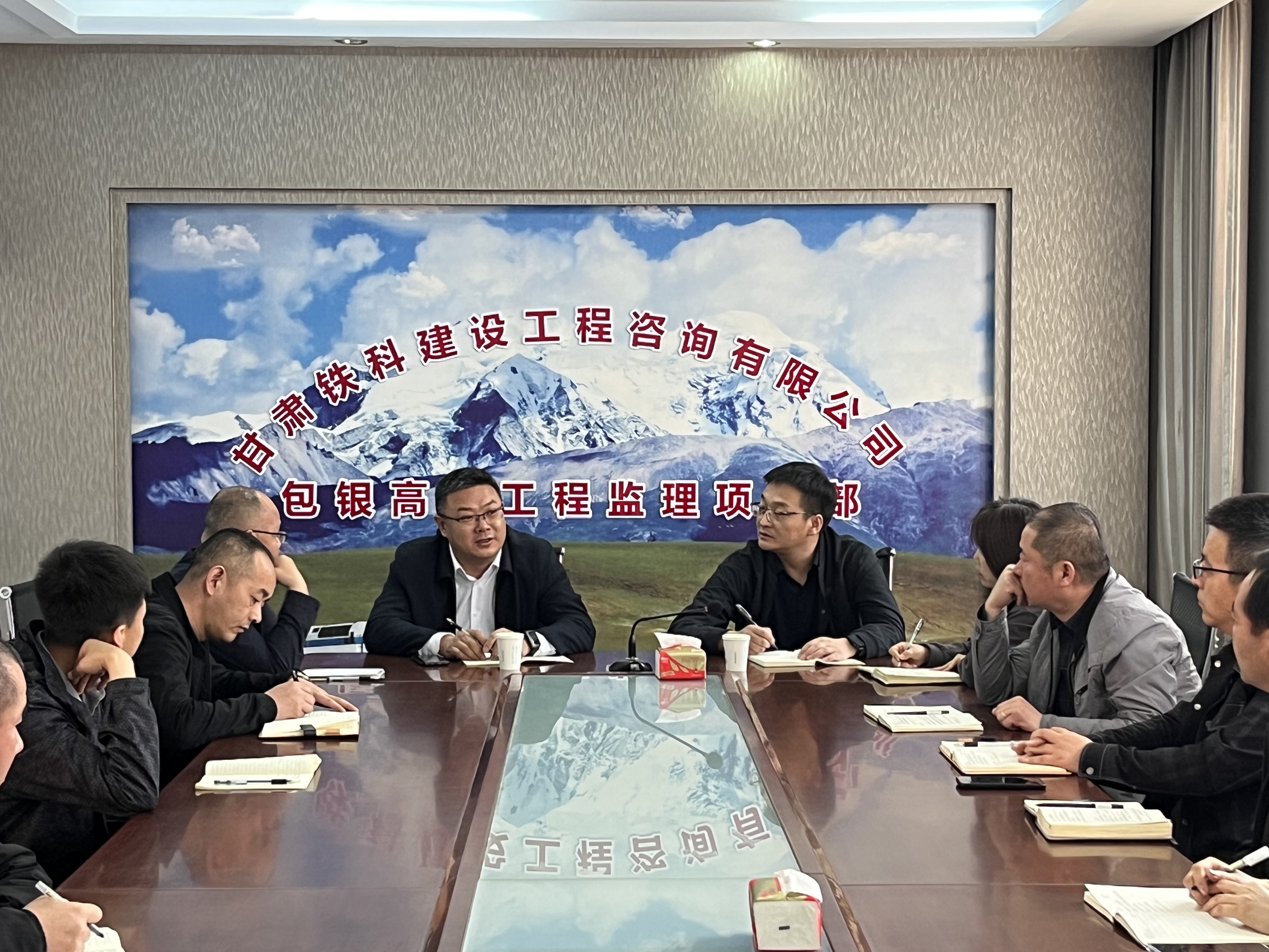 圖2：劉金剛總經(jīng)理在包臨5標(biāo)監(jiān)理項(xiàng)目部召開座談會(huì).jpg